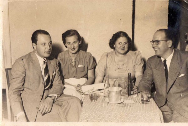 Leopoldo Hughes y Sra. Susana Supervielle, Enrique Gomensoro y Blanca Hughes Mañé, allá por los 193 y pico